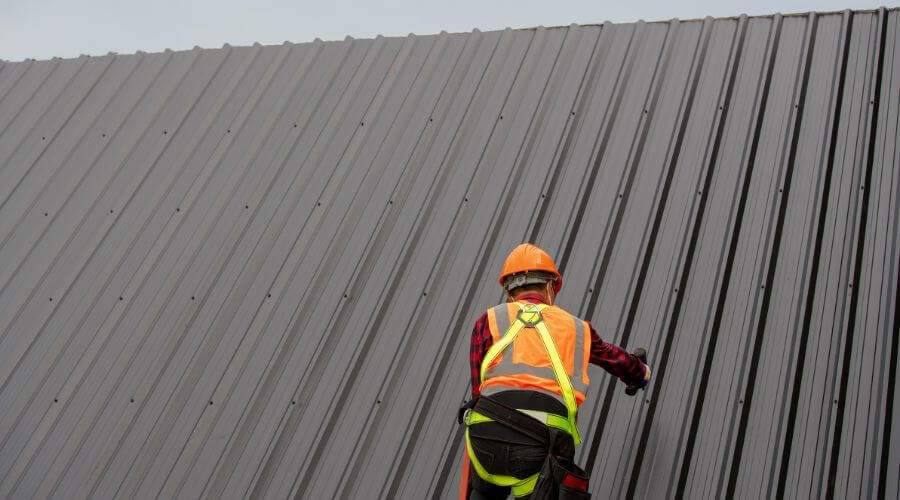 Professional gutter cleaning in La Prairie, IL